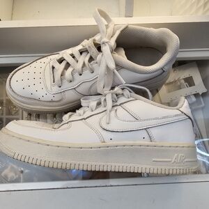 NIKE AIR WOMEN SIZE 7